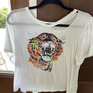 Tiger T-Shirt with Distressed Neck Size Large by AEO